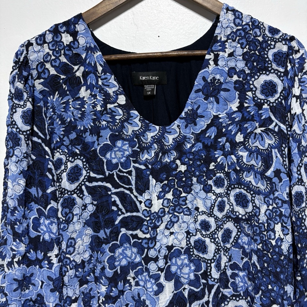 Karen Kane Blouse Womens 1X Blue Black Floral Bubble Hem V Neck Crinkle Texture - Picture 2 of 9